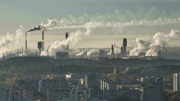 vista aérea de las pipas ahumadas de la planta de la empresa química. concepto de contaminación del aire. paisaje industrial contaminación ambiental residuos de central térmica video