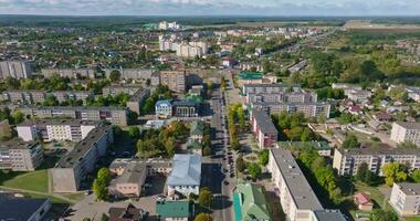 Flug- und Luftpanoramablick über kleine Provinzstadt mit Verkehr auf der Straße video