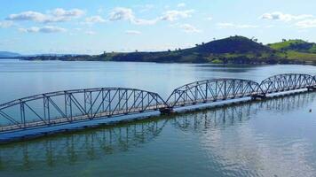 a ponte bethanga ou bellbridge é uma ponte rodoviária de treliça de aço que leva a riverina Highway através do lago hume, um lago artificial no rio murray na austrália. video