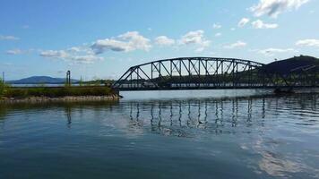 el puente bethanga o bellbridge es un puente de acero que lleva la autopista riverina a través del lago hume, un lago artificial en el río murray en australia. video