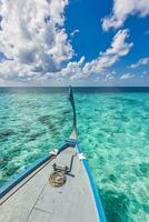 Increíble diseño de playa de Maldivas. frente de dhoni de barco tradicional de maldivas. mar azul perfecto con laguna oceánica. concepto de paraíso tropical de lujo. hermoso paisaje de viajes de vacaciones. laguna del océano tranquilo