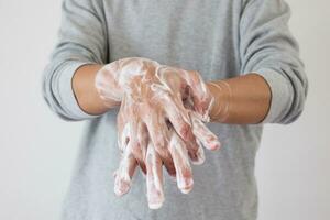 el hombre se lava las manos con jabón para el concepto de prevención del virus corona covid-19 foto