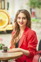 retrato de una mujer atractiva en un café al aire libre foto