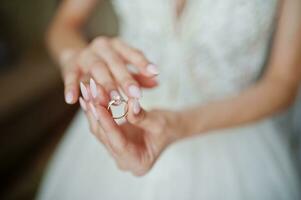 anillo de bodas en la mano foto