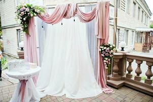 composición del arco de la boda. montaje moderno para la ceremonia de la boda. foto