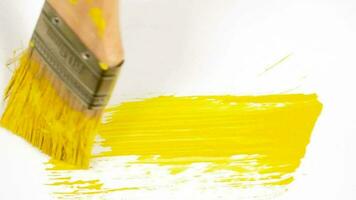 astratto di moda mano dipingere spazzola ictus di giallo colore. artistico pittura per copertura transizioni e ornato filmato. video