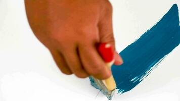 trazo de pincel de pintura de mano de moda abstracta de color azul. pintura artística para transiciones superpuestas y metraje ornamentado. video