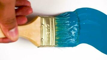 pincelada de pintura à mão na moda abstrata de cor azul. pintura artística para transições de sobreposição e imagens ornamentadas. video