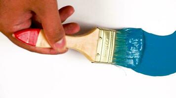 abstrakt trendig hand måla borsta stroke av blå Färg. konstnärlig målning för täcka över övergångar och utsmyckad antal fot. video