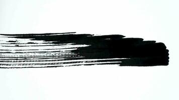 trazos de pincel de línea negra para la superposición de elementos de material de archivo. Máscara de pestañas raspada a mano animada con tinta negra para el tercio inferior y la transición. video