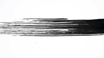 Pinselstriche mit schwarzen Linien für die Überlagerung von Filmelementen. animierte Mascara zum Schaben von Hand mit schwarzer Tinte für das untere Drittel und den Übergang. video