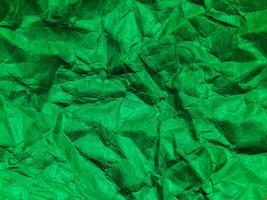 vista de cerca del fondo de textura de papel arrugado verde. foto