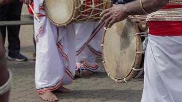 un batteur asiatique à la peau foncée fait des airs de batterie sur beraya qui est un instrument de batterie typique du sri lanka video