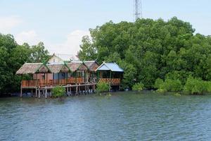 hermosa casa grande en la zona de la playa de manglares en el mar, al sur de sulawesi, indonesia foto