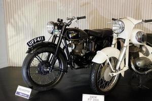 batu, java oriental, indonesia - 10 de agosto de 2022, dos motocicletas, uff411 vellocette, dkw rt50, motocicleta antigua en blanco y negro en el museo angkut foto