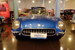 batu, java oriental, indonesia - 10 de agosto de 2022, corvette c1, chevrolet 1954, coche azul antiguo en el museo angkut foto