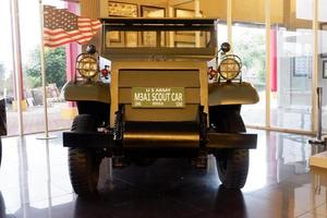 batu, java oriental, indonesia - 10 de agosto de 2022, ejército de los estados unidos, m3a1 scout car, 1914 réplica 5250, antiguo auto militar oscuro en el museo angkut foto