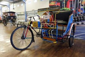 batu, java oriental, indonesia - 10 de agosto de 2022, bpo 01277, rickshaw antiguo de medan en el museo angkut foto