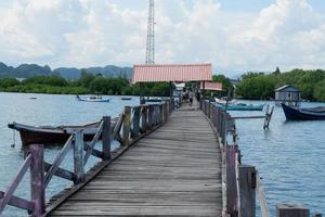 hermoso paisaje de puente, puerto y barco en el río, pangkajene, sulawesi del sur foto