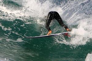 surfeando en olas altas en el mar mediterráneo en el norte de israel. foto