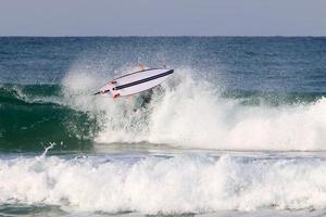 surfeando en olas altas en el mar mediterráneo en el norte de israel. foto