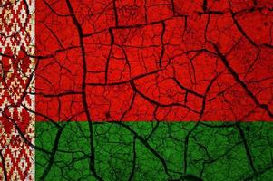 patrón de suelo seco en la bandera de bielorrusia. país con concepto de sequía. problema del agua país de tierra seca y agrietada. foto