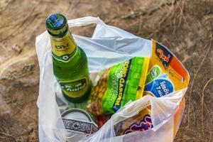 naithon beach phuket tailandia 2018 botella de cerveza chang en la hermosa playa de naithon tailandia. foto