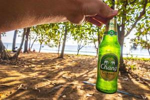 naithon beach phuket tailandia 2018 botella de cerveza chang en la hermosa playa de naithon tailandia. foto