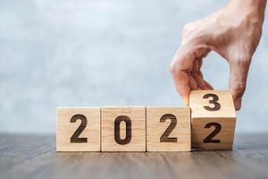 voltear a mano el bloque 2022 a 2023. objetivos, resolución, estrategia, plan, motivación, reinicio, pronóstico, cambio, cuenta regresiva y conceptos de vacaciones de año nuevo