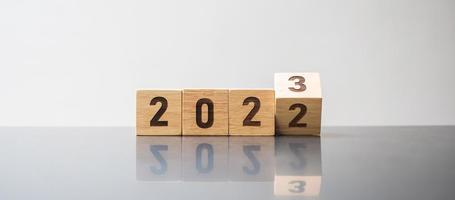 voltear a mano el bloque 2022 a 2023. objetivos, resolución, estrategia, plan, motivación, reinicio, pronóstico, cambio, cuenta regresiva y conceptos de vacaciones de año nuevo foto