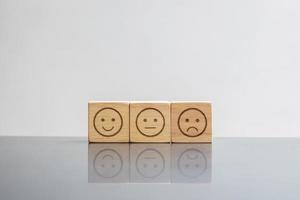 bloque de cara de emoción. emoticono para opiniones de usuarios. calificación de servicio, clasificación, revisión del cliente, satisfacción, evaluación y concepto de retroalimentación foto