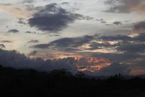 la belleza del cielo anaranjado. colorido cielo nublado al atardecer. degradado de color. textura del cielo, fondo de naturaleza abstracta foto