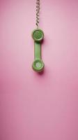 estilo de teléfono retro vintage, objeto antiguo de 1980-1990, tecnología y comunicación en el pasado. limpio, colorido y mínimo
