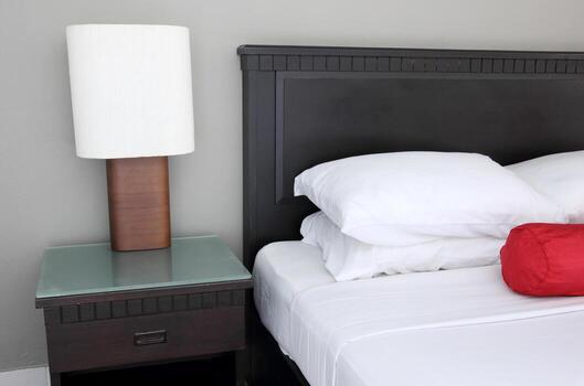 lámpara de mesa en el dormitorio foto