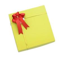 caja de regalo de oro con lazo de cinta roja aislado en blanco con trazado de recorte foto