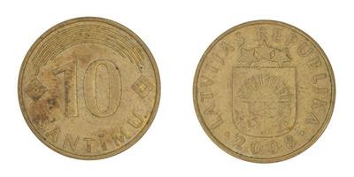 Moneda de 10 letón santimu lvl con ambos lados sobre fondo blanco aislado foto