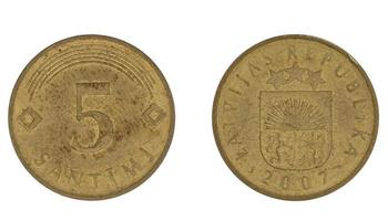 Moneda de 5 letones santimi lvl con ambos lados sobre fondo blanco aislado foto