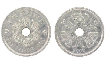 1 moneda dkk corona danesa con ambos lados sobre fondo blanco aislado foto