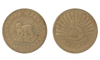 Moneda mkd de 5 denares macedonios con ambos lados sobre fondo blanco aislado foto