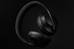 auriculares negros de primera calidad sobre fondo negro foto