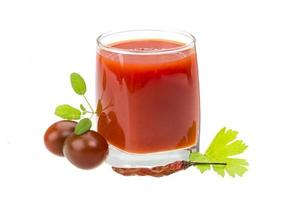 jugo de tomate sobre fondo blanco foto