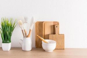 utensilios de cocina, tablones de madera para cortar productos florales de interior en una encimera de madera. fondo interior de la cocina. cero desperdicio. foto