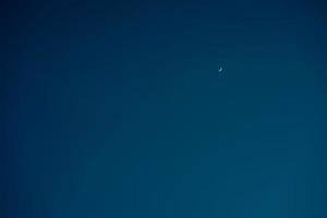 luna creciente con espacio de copia de cielo azul vacío para banner o fondo de papel tapiz foto