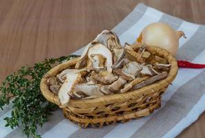 shiitake en una canasta sobre fondo de madera foto