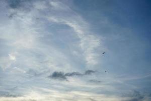 el vacío y la libertad del cielo azul y las nubes con espacio de copia para banner o fondo de papel tapiz foto