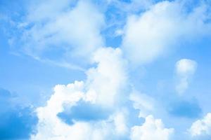 un buen día cubierto con mucho cielo y fondo de nubes con espacio de copia para texto o banner para sitio web foto