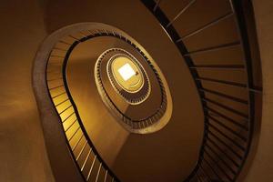 antigua escalera de caracol en el faro, escalera giratoria, arquitectura interior redonda retro y vintage, escaleras curvas, escalera circular, construcción geométrica interior del edificio, vista hacia arriba. foto