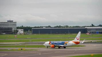 amsterdam, países bajos 29 de julio de 2017 - tuifly boeing 737 c ftoh rodando antes de la salida, aeropuerto shiphol, amsterdam, holanda video