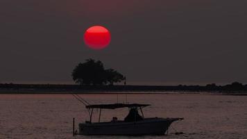 sonnenuntergang über ozeanlandschaft, nai yang beach, insel phuket, thailand. video