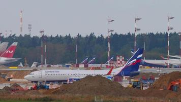 moscú, federación rusa 12 de septiembre de 2020 - aeroflot russian airlines boeing 737 airliner v. serov vp bnc rodando para salir del aeropuerto internacional de sheremetyevo video